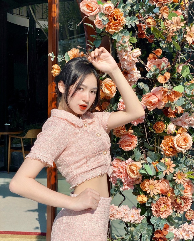 Làm nghề mẫu ảnh nên Hồng Sang biết cách chăm sóc nhan sắc với làn da mịn màng và vóc dáng thon gọn.