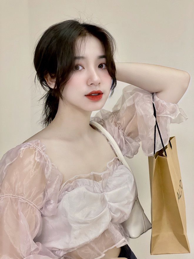 Nét đẹp sắc sảo, cuốn hút bao ánh nhìn của nữ sinh Hà thành Hồng Sang.