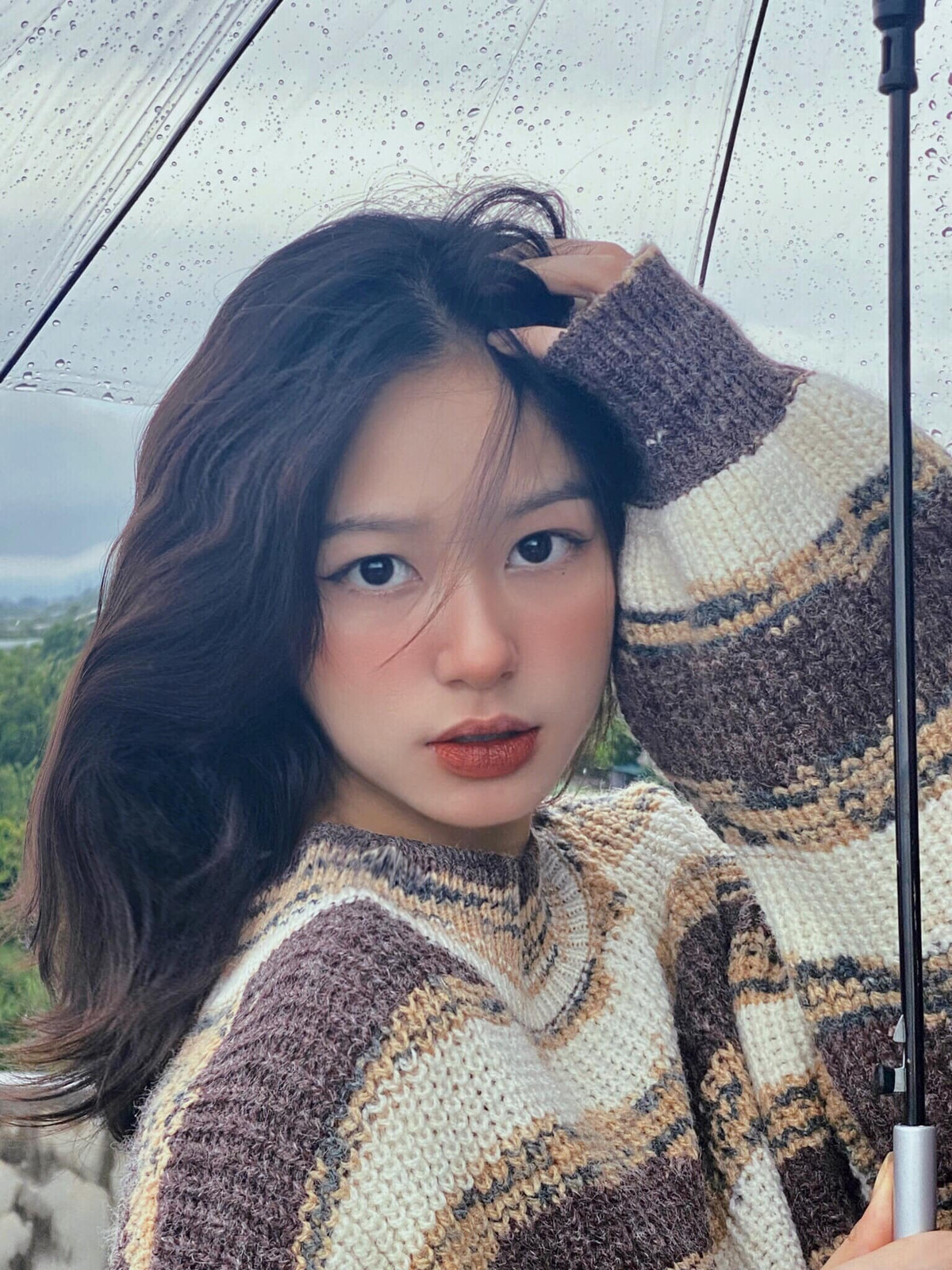 Ngoài công việc học, Hồng Sang còn làm mẫu ảnh, gương mặt của cô nàng được nhiều nhãn hàng săn đón thời gian qua.