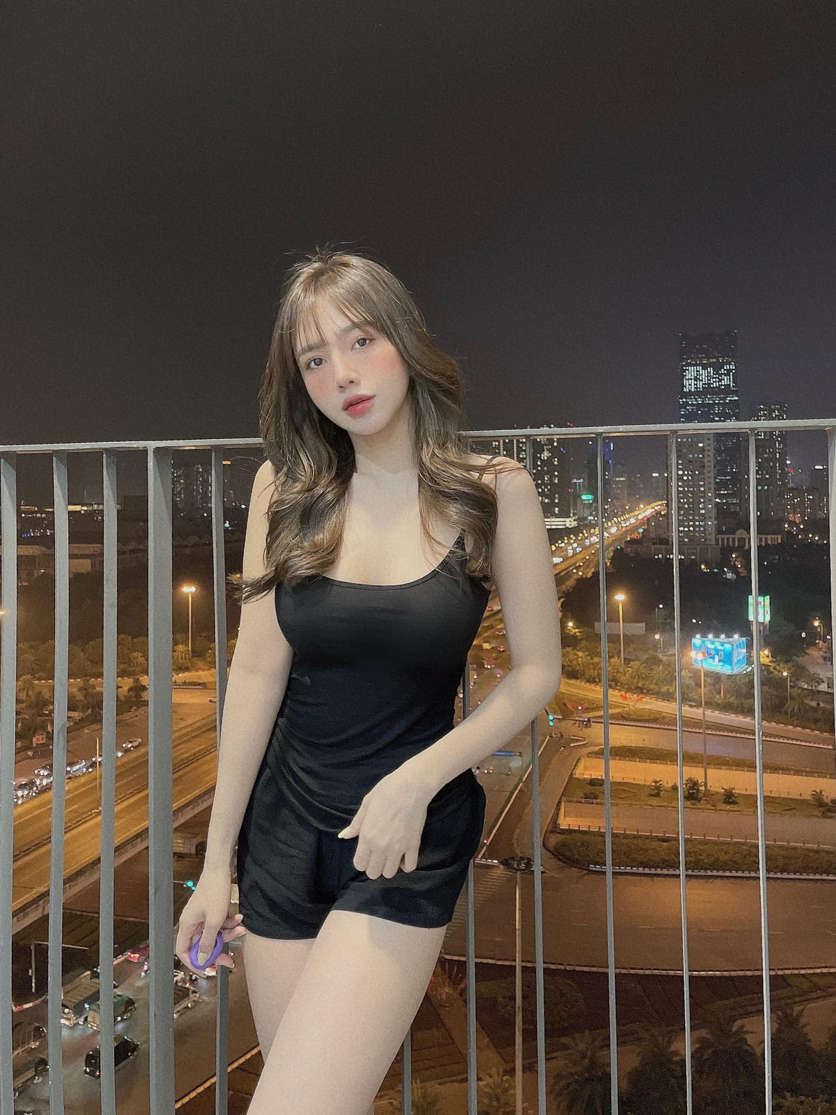 Dù hơn tuổi Hoàng Đức nhưng Gia Hân vẫn cực kỳ trẻ trung, xinh đẹp khi sánh bước cùng bạn trai cầu thủ.