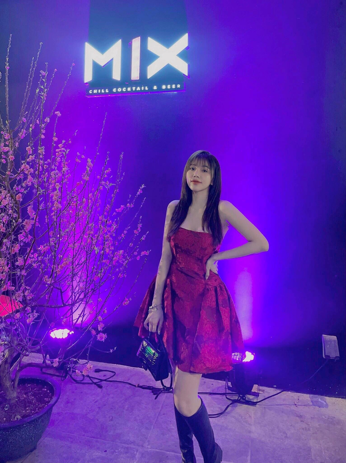 Việc tự tậu xế hộp riêng như 1 cách khẳng định Gia Hân không muốn "dựa hơi" bạn trai để nổi tiếng hay kiếm tiền. Đây cũng chính là 1 trong những lý do khiến netizen càng yêu quý cô nàng.