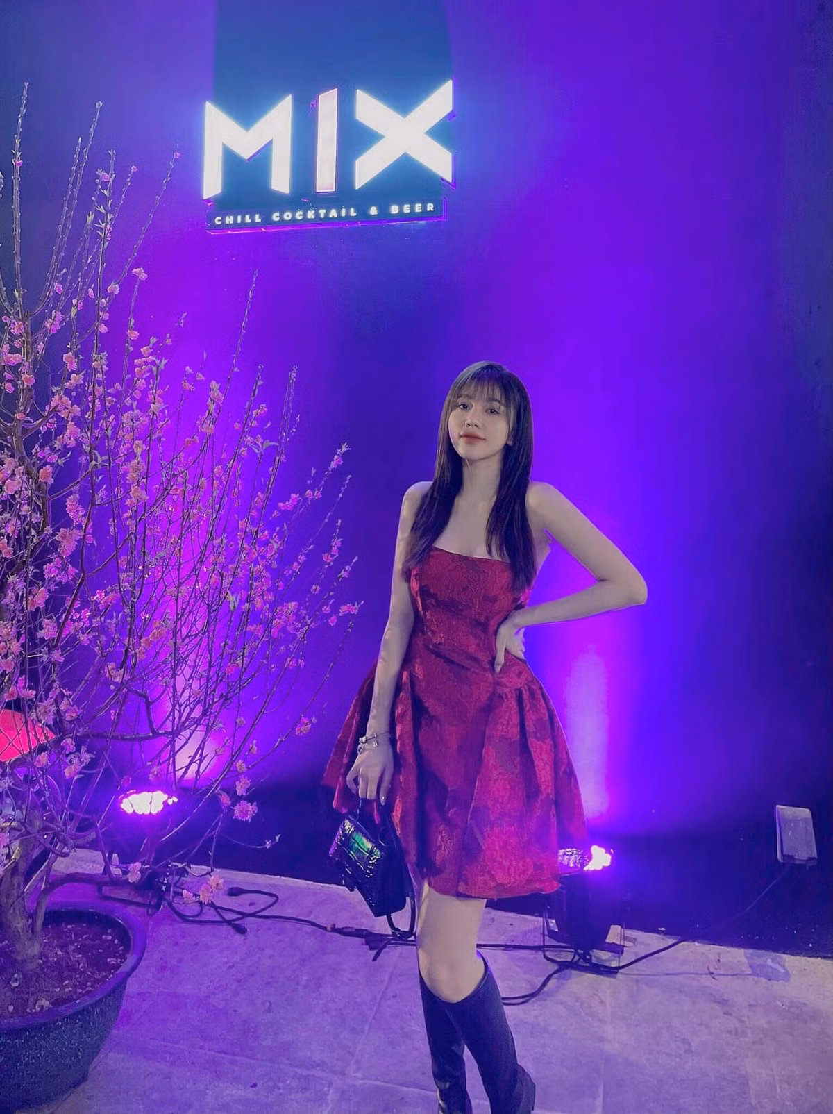 Việc tự tậu xế hộp riêng như 1 cách khẳng định Gia Hân không muốn "dựa hơi" bạn trai để nổi tiếng hay kiếm tiền. Đây cũng chính là 1 trong những lý do khiến netizen càng yêu quý cô nàng.