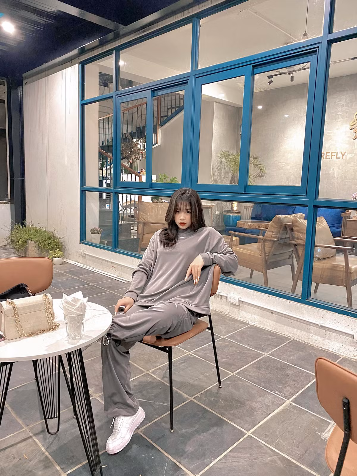 Nhiều netizen cho rằng cô nàng đã sử dụng app chỉnh ảnh quá đà, đặc biệt là kéo dài chân để trông nổi bật hơn.