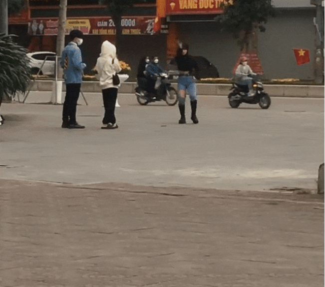 Tuy nhiên mới đây, Poppy thu hút sự chú ý của netizen khi bất ngờ lộ sắc vóc ngoài đời thực qua đoạn clip quay lén của "team qua đường".