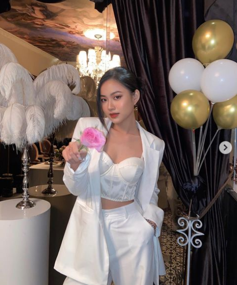 Xuân Mai nổi bật với làn da nâu khỏe khoắn cùng thần thái cuốn hút, cùng với đó là phong cách đa dạng khiến cô luôn nổi trội.