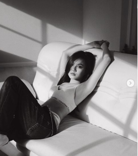 Xuân Mai được biết đến với làn da nâu, môi tều cùng những bức ảnh gợi cảm, nóng bỏng.