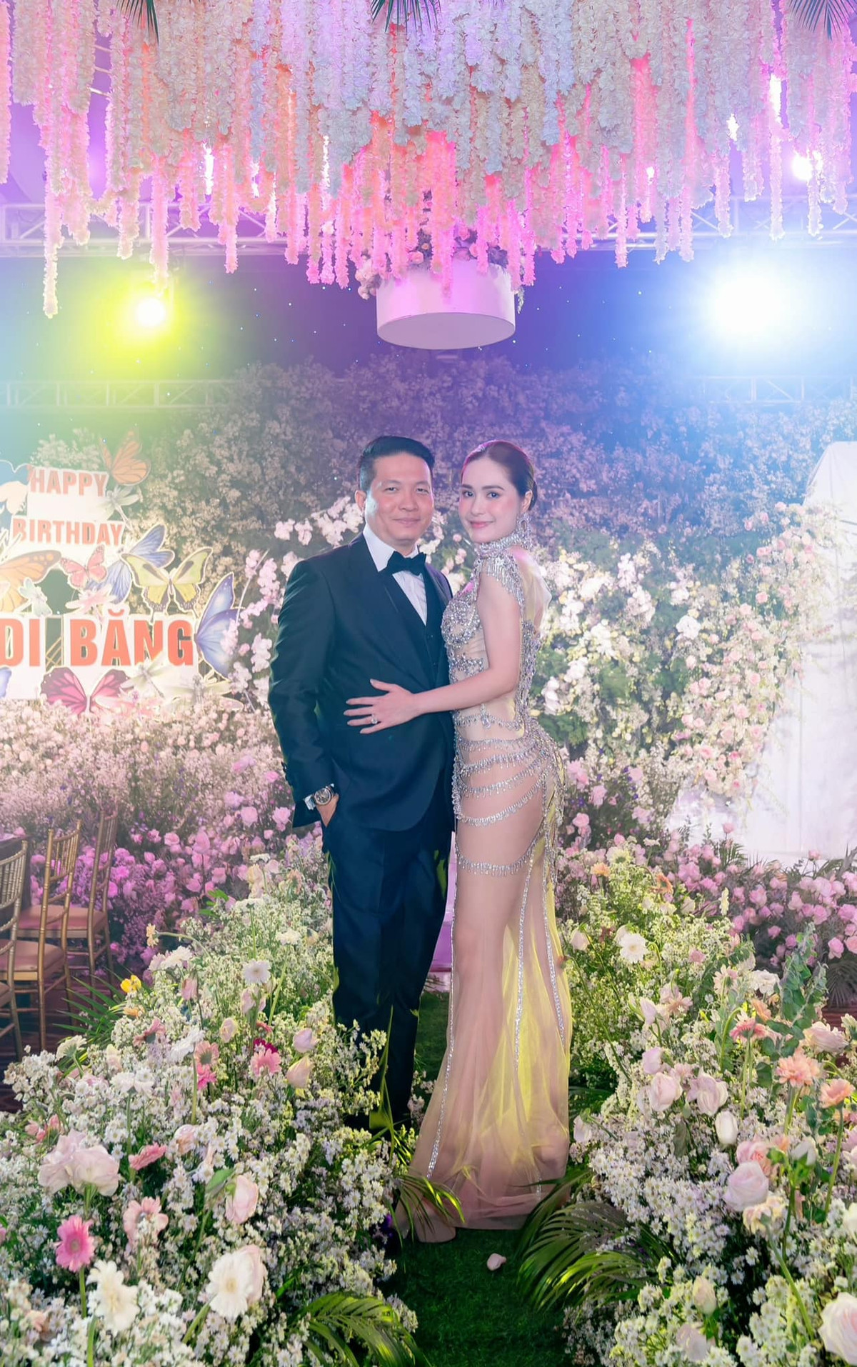 Chính vì bỏ ra số tiền lớn như vậy để thiết kế váy dạ hội nên cư dân mạng đã tranh cãi gay gắt, hà cớ gì phải cosplay lại đồ người khác như vậy.