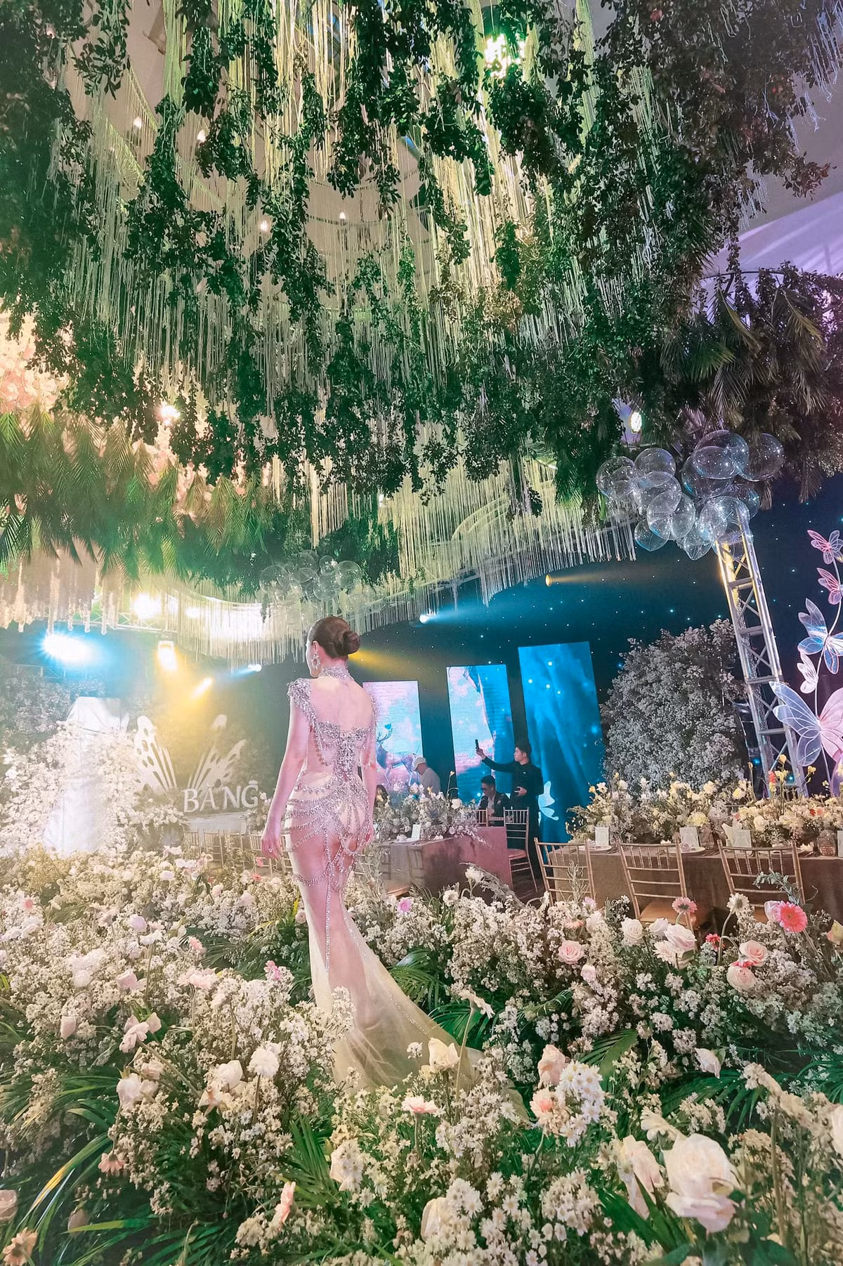 Ngoài việc chi tiền tỷ tổ chức tiệc, hay được anh xã tặng bộ trang sức hơn 23 tỷ, Đoàn Di Băng mới đây còn gây tranh cãi vì một chiếc đầm hở bạo.