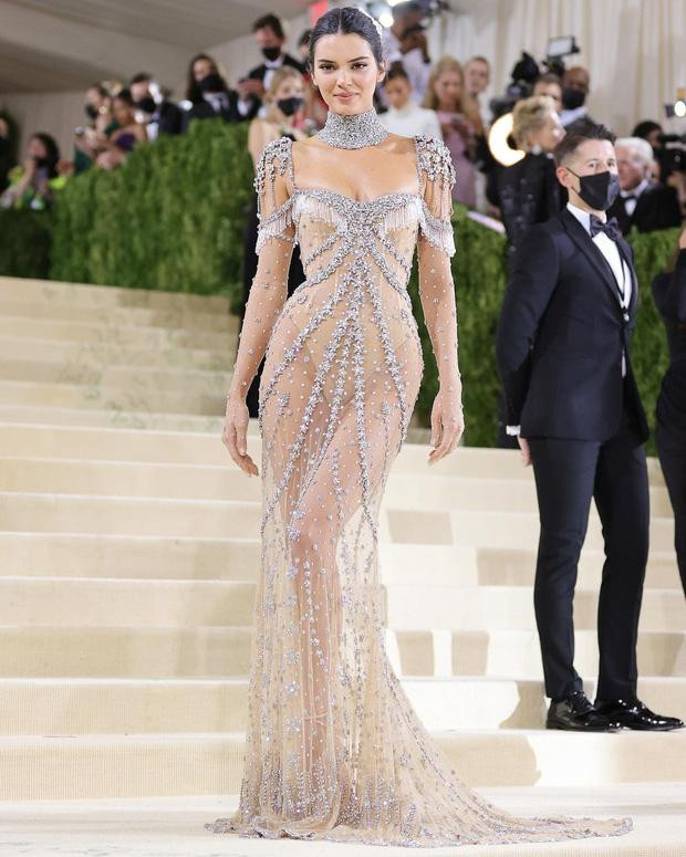 Theo ý kiến của cư dân mạng, họ cho rằng bộ đầm được thiết kế đạo nhái không tôn trọng chất xám của thương hiệu và nhà thiết kế trên thế giới. Bên cạnh đó có người lại cảm thấy việc chi nhiều tiền cho chiếc váy đắt đỏ mà lại giống người khác thì không được phù hợp.