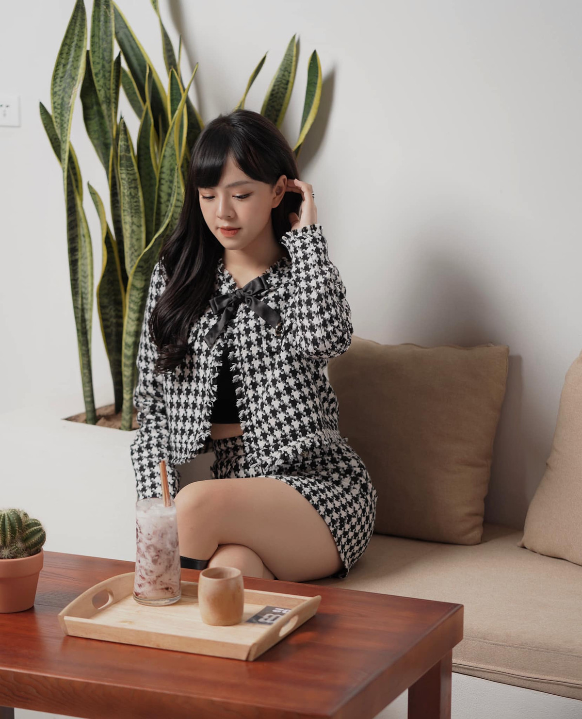 Không chỉ có lối dẫn duyên dáng, lôi cuốn, MC Thảo Trang còn khiến người nhìn không thể rời mắt với gu thời trang thanh lịch, nữ tính mỗi khi lên sóng.