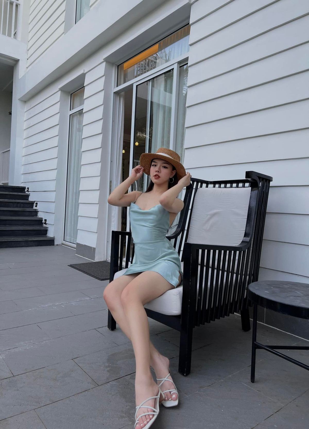 Nữ MC xinh đẹp còn sở hữu nụ cười tươi tắn, thu hút ngay từ ánh nhìn đầu tiên.