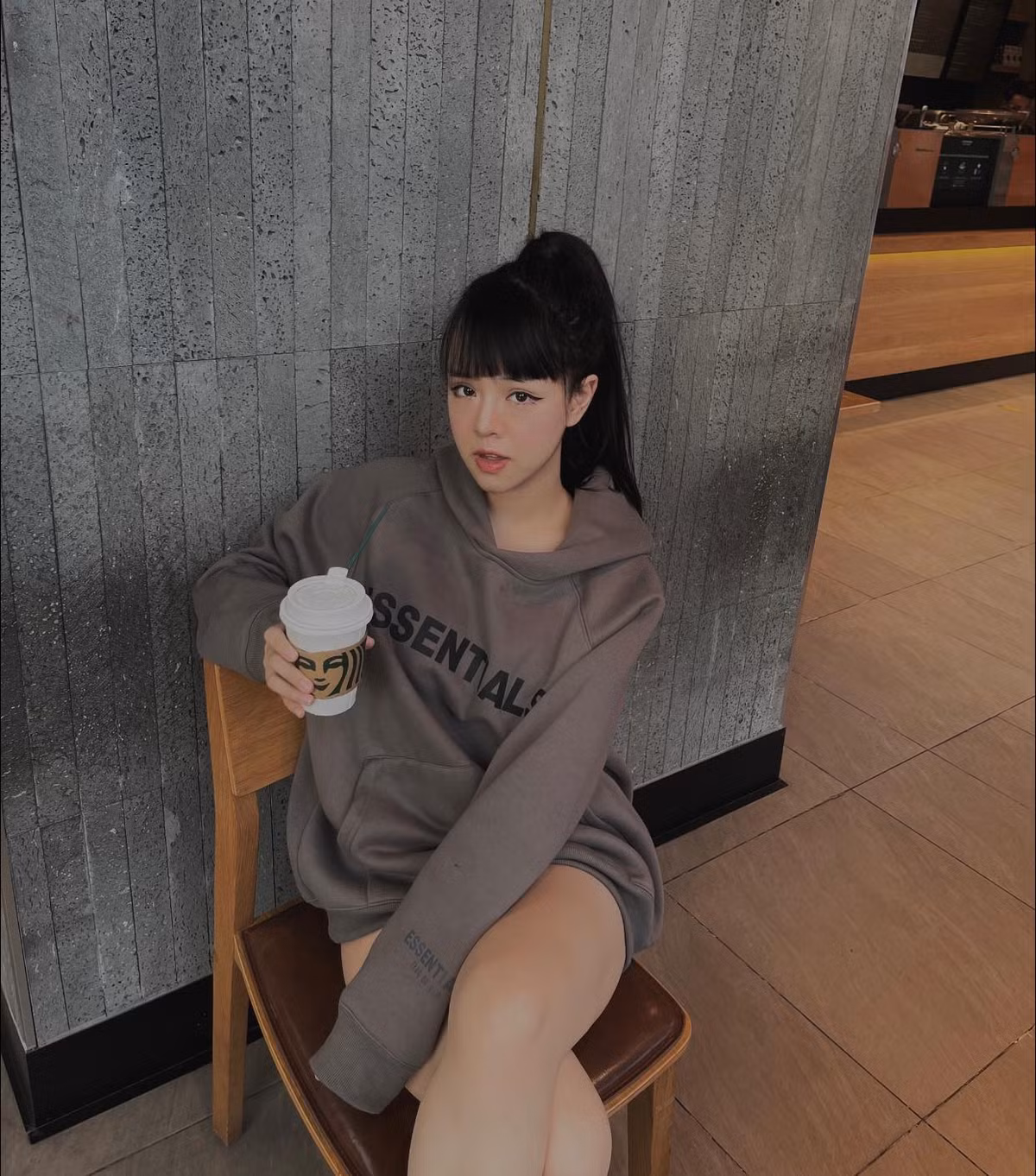 Trước đây, cô nàng đã có kinh nghiệm 3 năm làm MC trong các chương trình thể thao hay sự kiện trong trường Đại học.