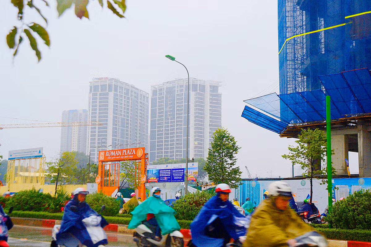 Hơn nữa, dự án Roman Plaza bị bao vây tứ phía là các tòa nhà chung cư cao tầng...