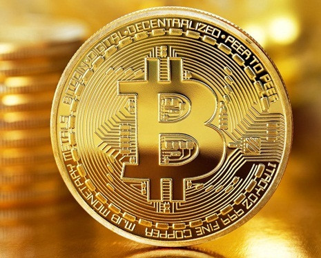 Đồng xu bitcoin có màu vàng hoặc bạc khá bắt mắt và được in dập biểu tượng của loại tiền ảo bitcoin. Ảnh: quatangtetynghia.com.