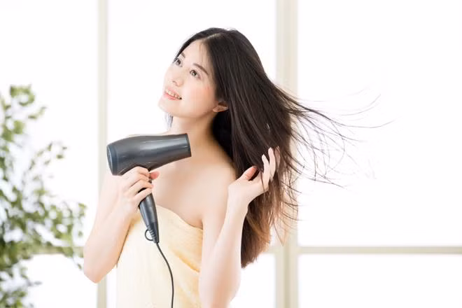 Chỉ nên sấy tóc ở mức nhiệt trung bình để da đầu được an toàn (ảnh minh họa)