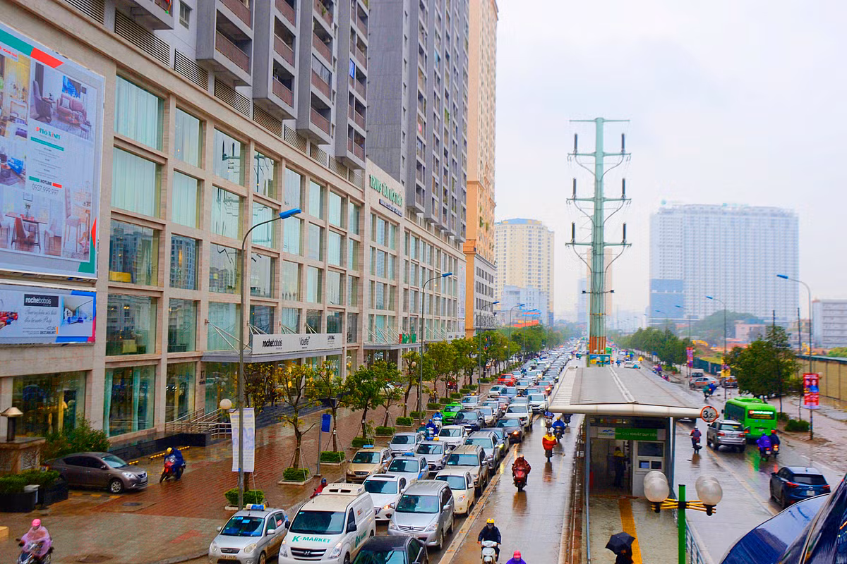 Hình ảnh giao thông phía trên dự án Roman Plaza lúc 9h sáng ngày 9/1/2018 tại điểm buýt nhanh ngay ngã tư Lê Văn Lương - Nguyễn Trãi.