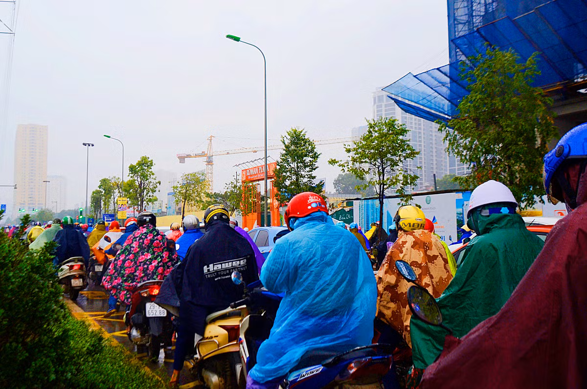 Tuy nhiên trên thực tế ghi nhận của PV Kiến Thức, tuyến đường Lê Văn Lương kéo dài hiện được xem là "điểm đen" về ách tắc giao thông ở nội thành Hà Nội.