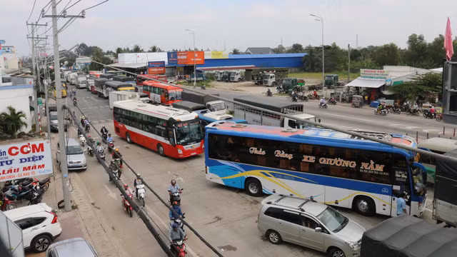 Hình ảnh kẹt xe do các tài xế chặn đường tại trạm thu phí BOT Cái Răng trưa 5/1 - Ảnh: LÊ DÂN