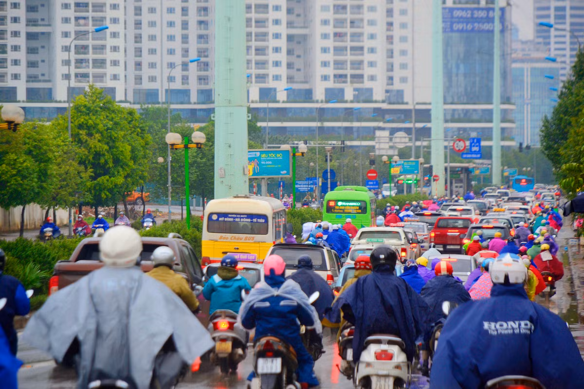 Do đường Tố Hữu có lòng đường không lớn, lại phải dành thêm một phần cho tuyến xe bus nhanh BRT nên vào giờ cao điểm từ 7h – 9h sáng, 16h30 – 19h tối, đoạn đường này thường xuyên xảy ra ách tắc nghiêm trọng.