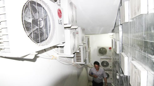 Các cục nóng chắn lối thoát hiệm công trình Mường Thanh Nha Trang - Ảnh: NHẬT THANH