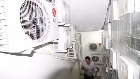 Các cục nóng chắn lối thoát hiệm công trình Mường Thanh Nha Trang - Ảnh: NHẬT THANH