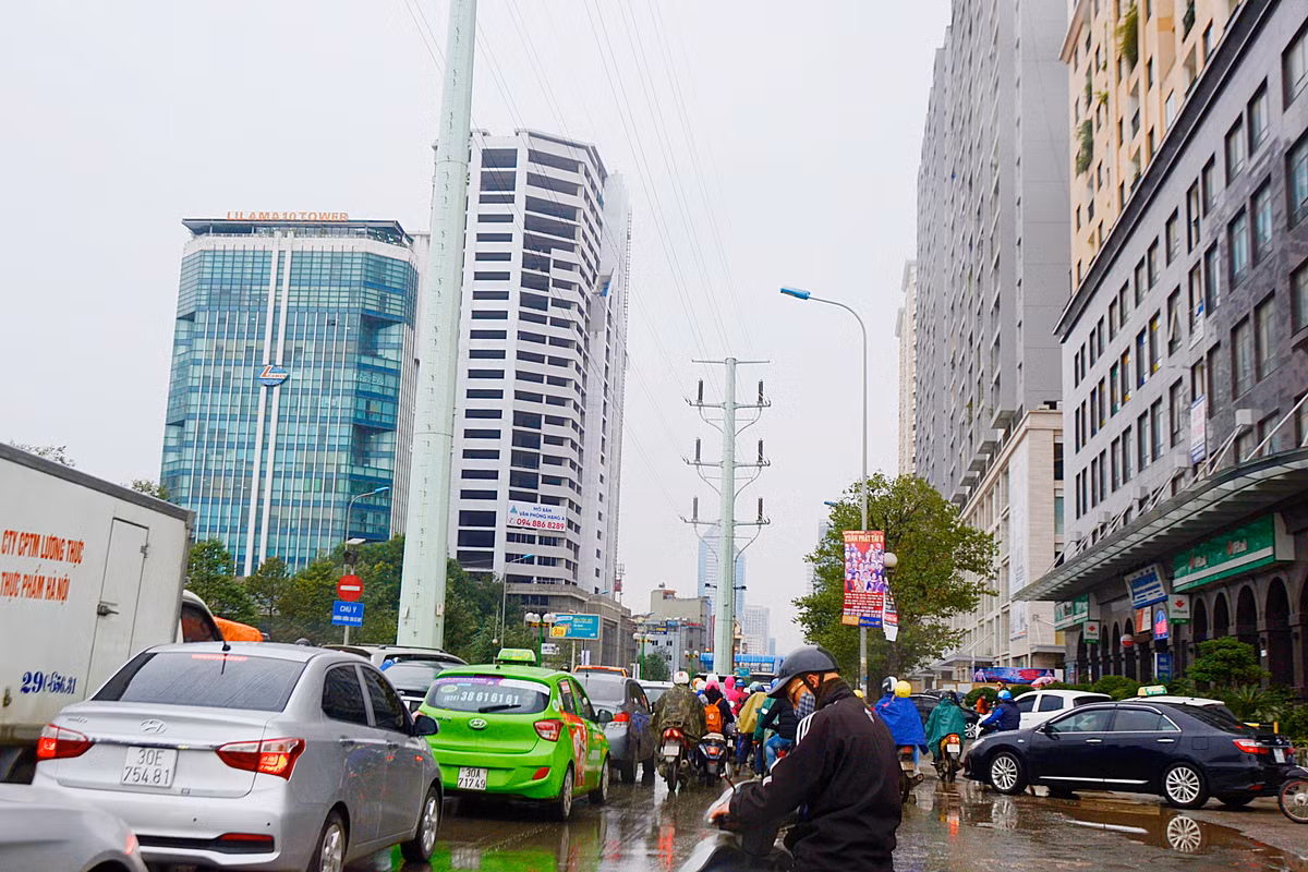 Phía trên là gần 10.000 căn hộ từ các tòa chung cư trên trục đường Lê Văn Lương.