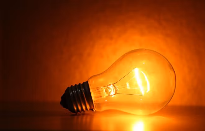 Anh sang trang hay vang phu hop hon voi khong gian ngoi nha