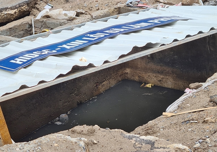 Nước mưa tù đọng bên trong các hố ga, tiềm ẩn nguy hiểm cho người dân qua lại.