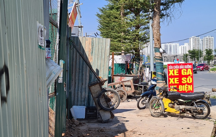 Tình trạng công trình vi phạm trật tự xây dựng trên đường Nguyễn Văn Huyên kéo dài “mọc” lên như nấm cũng như gia tăng về mức độ vi phạm.