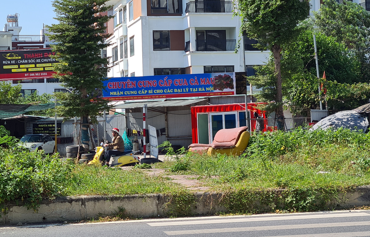 Những công trình không phép đua nhau "mọc" trên đường Nguyễn Văn Huyên kéo dài để phục vụ mục đích kinh doanh, kiếm lời.