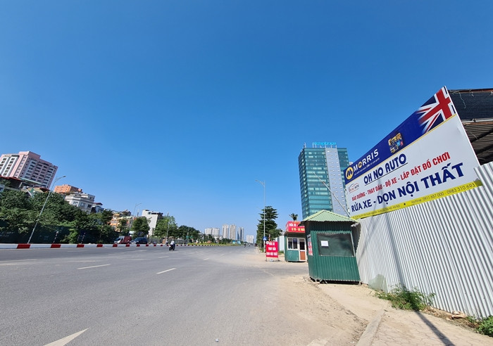 Thậm chí, bãi xe "mọc" trái phép này còn "hiên ngang" dựng 2 bốt gác bảo vệ bên ngoài, chặn ngang vỉa hè dành cho người đi bộ.