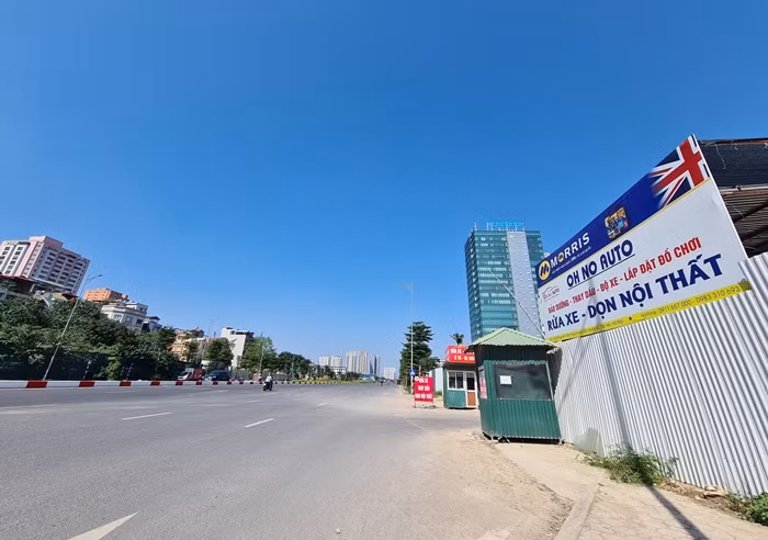 Thậm chí, bãi xe "mọc" trái phép này còn "hiên ngang" dựng 2 bốt gác bảo vệ bên ngoài, chặn ngang vỉa hè dành cho người đi bộ.