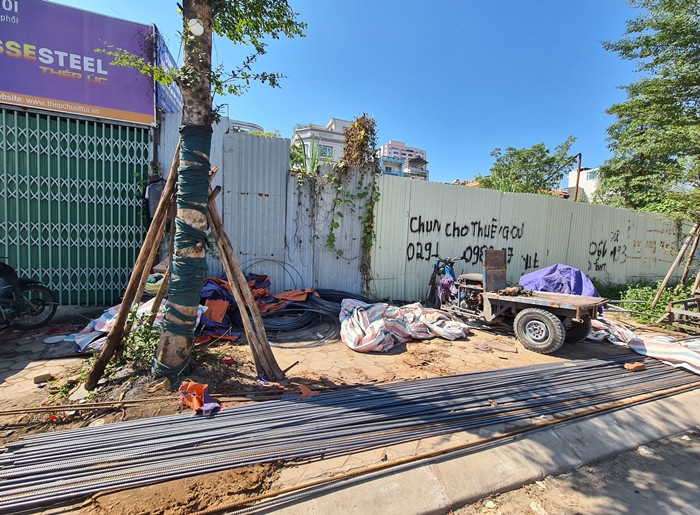 Cơ sở kinh doanh vật liệu xây dựng gắn biển hiệu Công ty TNHH Cung cấp VLXD Minh Khôi "mọc" trên vỉa hè đường Nguyễn Văn Huyên kéo dài. Trong khi, vật liệu vẫn được chủ cửa hàng chỉ đạo tập kết trên vỉa hè tuyến đường này.