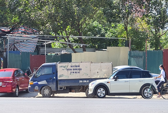 Thế nhưng, ghi nhận của PV Kiến Thức ngày 9/11/2020, tình trạng loạt công trình vi phạm trật tự xây dựng trên đường Nguyễn Văn Huyên kéo dài vẫn không giảm đi, ngược lại càng trở nên rầm rộ hơn, như thách thức cơ quan chức năng?