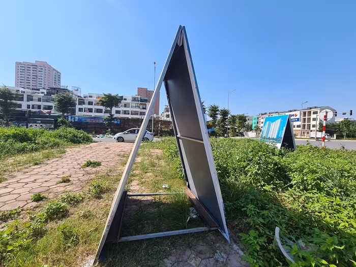 Bảng biển quảng cáo sản phẩm của các dự án gần với tuyến đường cũng đặt vô tội vạ, vô cùng phản cảm.