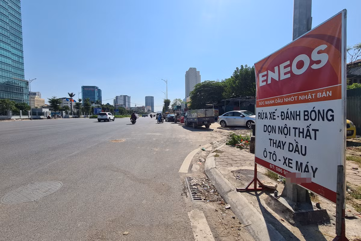 Biển hiệu các bãi rửa xe đặt vô tội vạ ở vỉa hè của tuyến đường. Trong khi đó, dưới lòng đường hàng loạt ô tô lớn, nhỏ xếp nối đuôi nhau, gây cản trở giao thông, tiềm ẩn tai nạn cho các phương tiện qua lại.