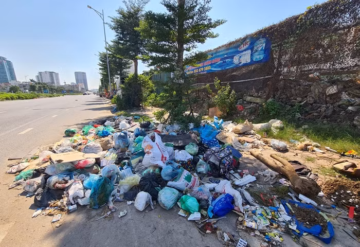 Lòng đường, vỉa hè hiện nay vẫn nhếch nhác, rác thải các loại vẫn tồn tại gây mất mỹ quan đô thị.