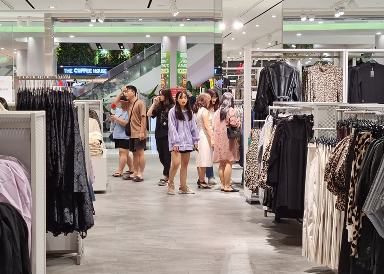 Dù chưa áp dụng chương trình ưu đãi dịp Black Friday, nhưng vẫn có khá nhiều tín đồ của H&amp;M tham quan, mua sắm tại cửa hàng này.