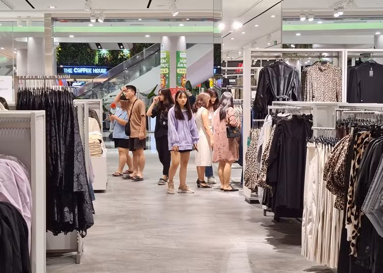Dù chưa áp dụng chương trình ưu đãi dịp Black Friday, nhưng vẫn có khá nhiều tín đồ của H&amp;M tham quan, mua sắm tại cửa hàng này.