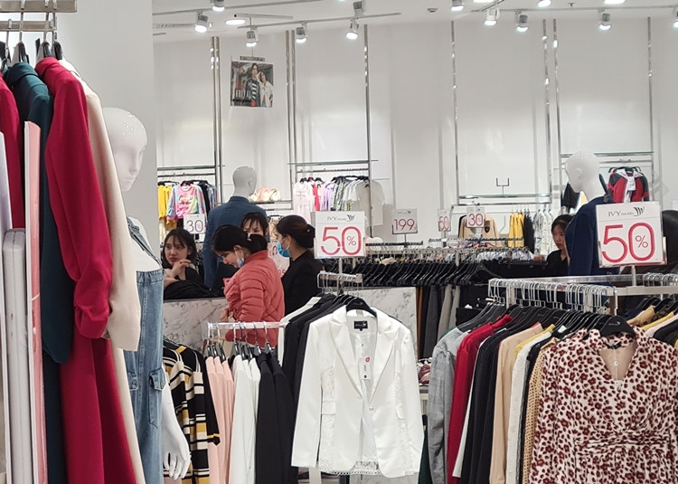 Khách hàng đua nhau lựa chọn thời trang đang giảm giá.