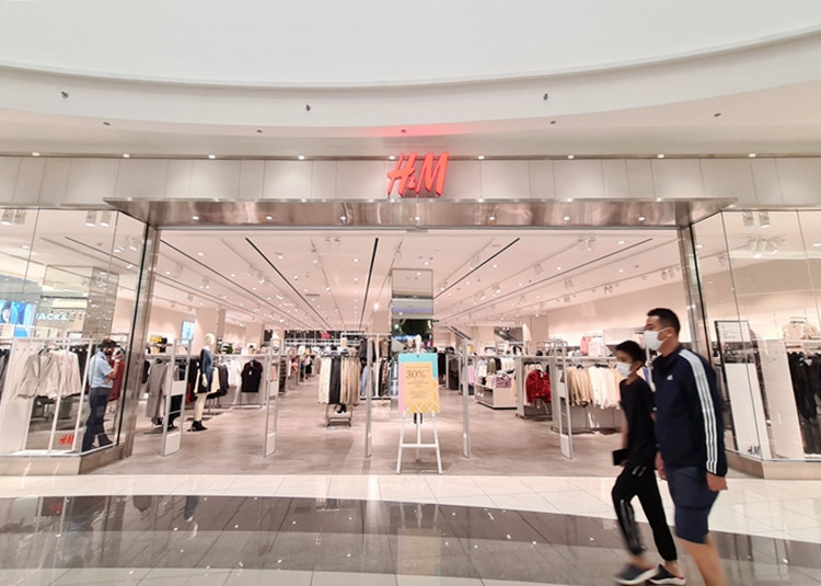 Tại cửa hàng thời trang H&amp;M mới chỉ thấy áp dụng ưu đãi giảm 30% nhân Ngày nhà giáo Việt Nam 20/11, chưa thấy áp dụng chương trình Sale off ngày Black Friday.