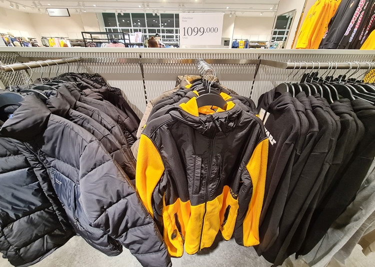 Hầu hết, các sản phẩm thời trang bên trong cửa hàng H&amp;M vẫn niêm yết giá gốc.