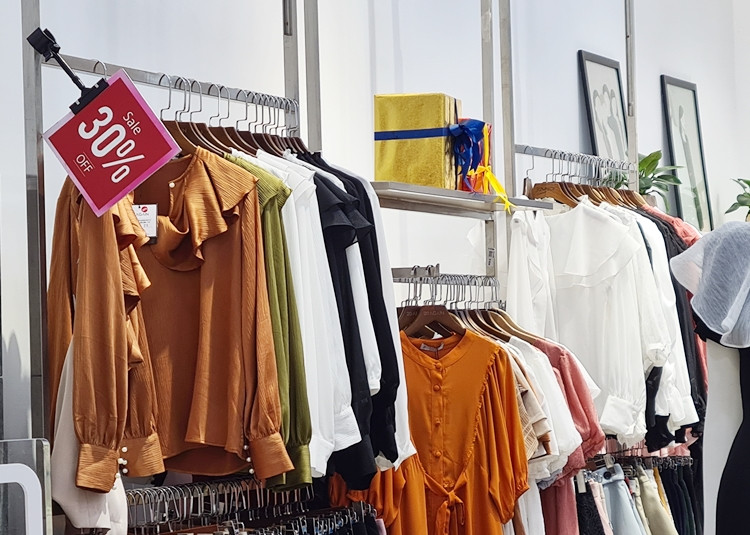 Theo quan sát của PV, tại nhiều cửa hàng, dù treo biển giảm tới từ 30%-50%, thậm chí giảm 70% nhưng khi tìm hiểu kỹ mới thấy cửa hàng giảm cả mẫu cũ, mẫu mới và hàng tồn.