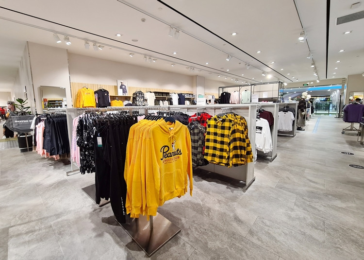 Khu vực sản phẩm thời trang nam của thương hiệu H&amp;M.