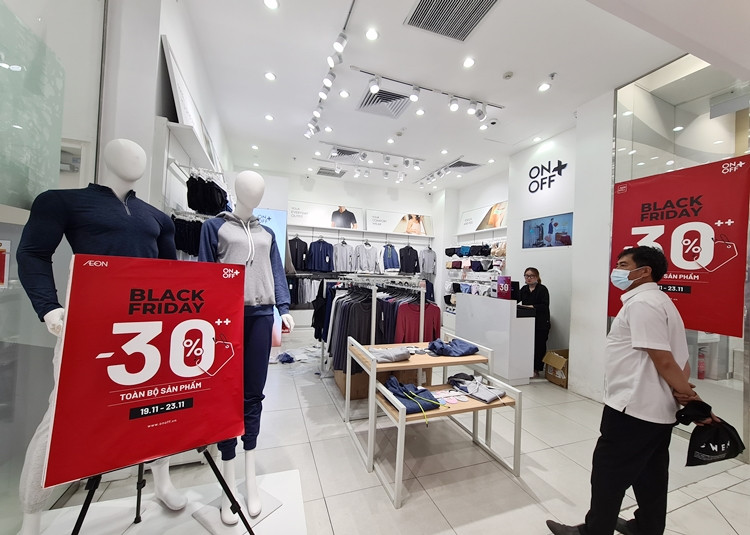 Không chỉ có khách nữ, nhiều vị khách nam cũng thích "săn sale" dịp Black Friday.