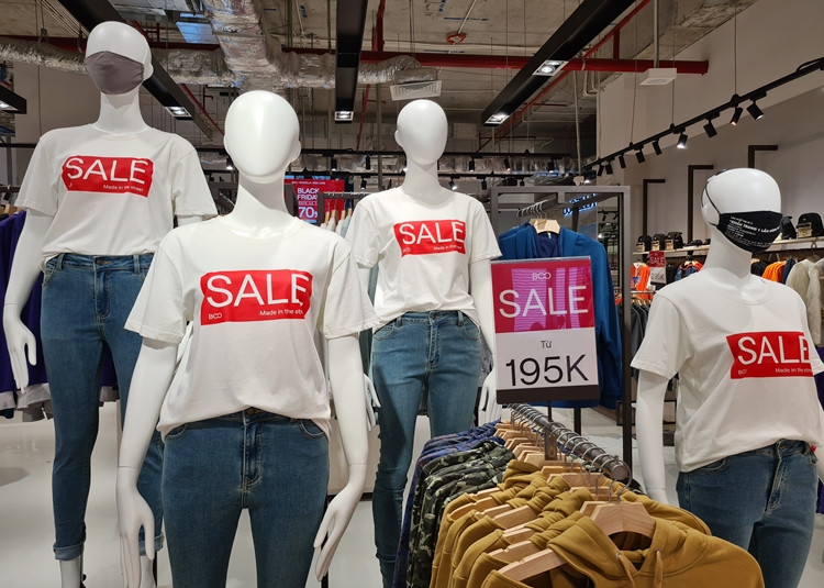 Dù những khách hàng không có nhu cầu mua sắm, nhưng khi bước đến “thế giới thời trang” đang Sale off nhân ngày Black Friday như thế này cũng khó có thể cưỡng lại.