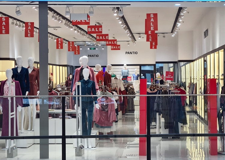 Nhân viên ở đây cho biết thương hiệu này rất ít khi giảm giá mạnh như dịp này.