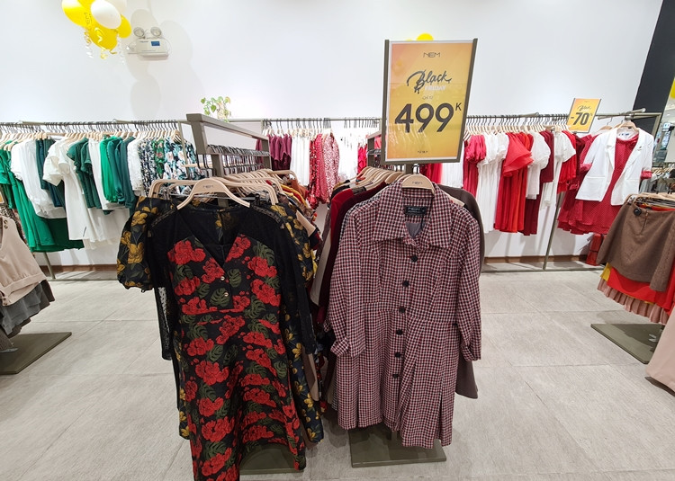 Hầu hết các sản phẩm bên trong cửa hàng NEM đều đang giảm giá kịch trần để tín đồ nhanh tay tậu.