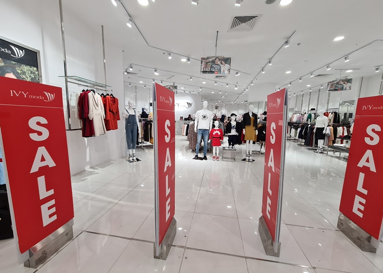 Thương hiệu thời trang Việt Nam IVY moda cũng đang Sale off tới 50% cho tất cả các sản phẩm. Đặc biệt, từ ngày 20/11 - 22/11, thương hiệu này còn tung khuyến mại đồng giá 99 nghìn đồng cho hàng nghìn sản phẩm.
