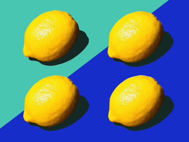  Thoa nước cốt chanh để trị vết thâm: Theo SELF, chất citric acid trong chanh giúp tẩy tế bào chết, làm mờ dần các vết thâm, nám. Mặc dù vậy, nó có thể khắc nghiệt đối với da. Bác sĩ da liễu được hội đồng chứng nhận ở New York (Mỹ) cho biết: "Nước chanh dễ gây bỏng rát, khiến da bị tăng sắc tố và trở nên quá mẫn cảm. Trong chanh còn chứa psoralen - chất hóa học khiến da phản ứng mạnh với ánh nắng mặt trời". Ảnh: Getty.